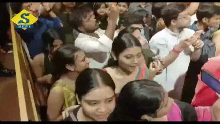 অষ্টমীতে জনপ্লাবন, ত্রিধারায় বন্ধ লাইভ