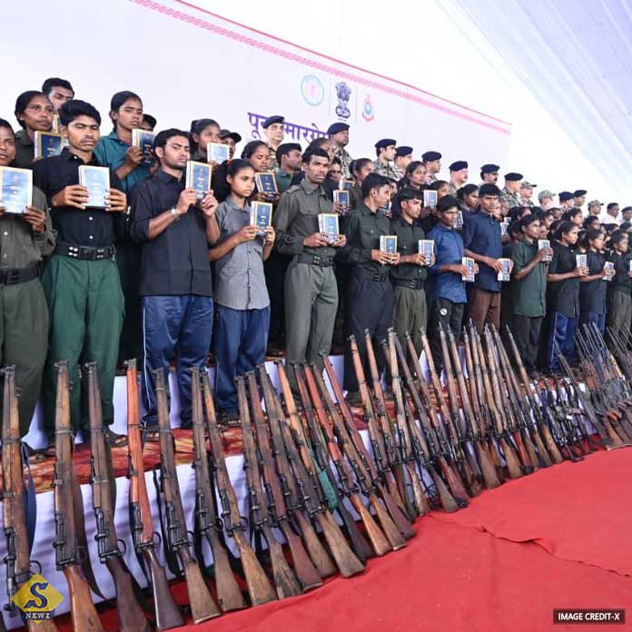 ছত্তীশগড়ের বস্তারে আরও ২১০ মাওবাদীর আত্মসমর্পণ