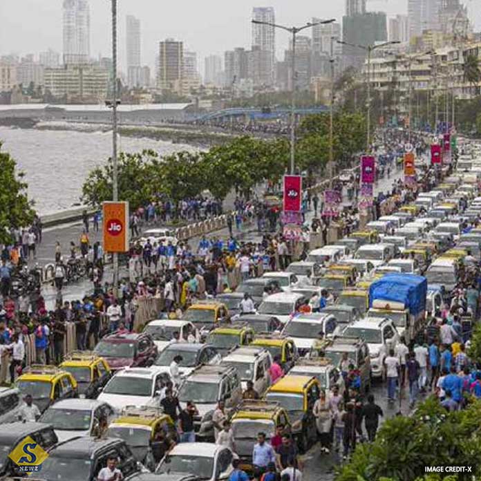 500-students-stuck-in-traffic-for-12-hours-in-Maharashtra