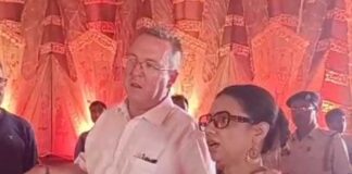 বারাসতে কালীপুজো দেখে আপ্লুত ব্রিটিশ ডেপুটি হাই কমিশনার