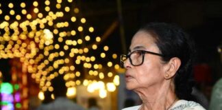 বাড়ির পুজোয় মুখ্যমন্ত্রী, লেক কালীবাড়িতে পুজো অভিষেক-র