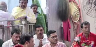 বড়মা দর্শনে অভিষেক, দেবী কালীকে জড়িয়ে কান্না কল্যাণের
