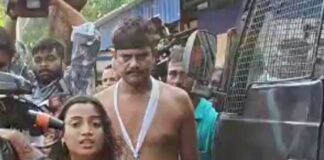 আলমারির মধ্যে ছাত্রীর ঝুলন্ত দেহ, বাবা-সৎ মাকে বেধড়ক মার