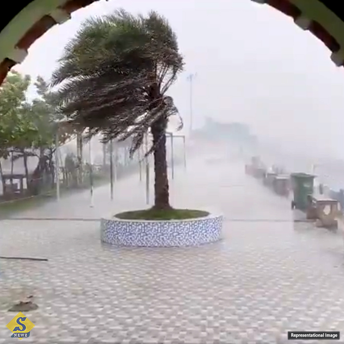 ল্যান্ডফল ‘মান্থা’-র, তাণ্ডব