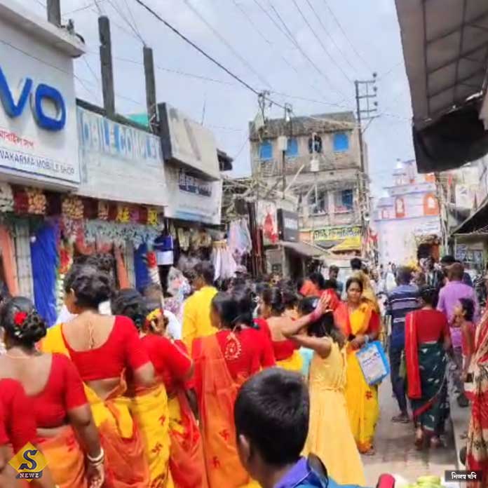 Crowds of people flock to the district on Mahanavami