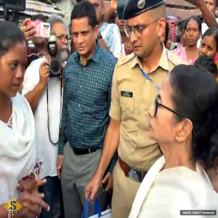 উদ্ধারকারীদের পুরস্কার, দুর্গতদের সঙ্গে কথা মুখ্যমন্ত্রীর