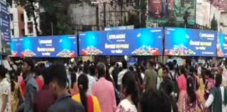 বৃষ্টি উপেক্ষা করেই নবমীতে জনসমুদ্র রাজপথ