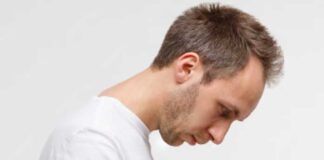 অতিরিক্ত মোবাইলে বাঁকতে পারে মেরুদণ্ড