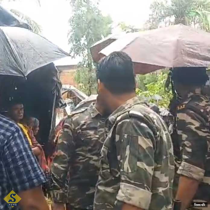 ব্লেড দিয়ে স্ত্রী-ছেলের গলা কেটে পলাতক স্বামী