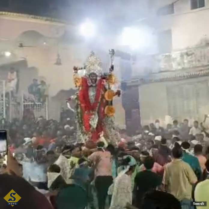 মাথায় প্রতিমা নিয়ে চাঁচলে কালী দৌড়