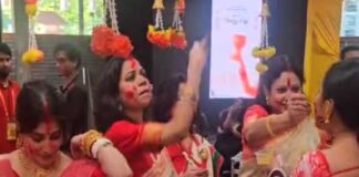 ক্যামডেন দুর্গাপুজোয় সিঁদুর খেলা