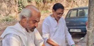 রাস্তায় শালপাতায় খেলেন রজনীকান্ত