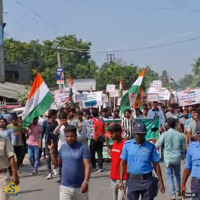 বারবার বন্যা মালদায়, জাতীয় পতাকা হাতে বিক্ষোভ ছাত্রদের
