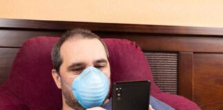 স্মার্টফোনে ভুলে বাড়ছে ক্যানসারের ঝুঁকি