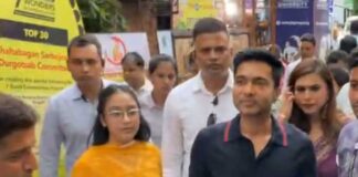 নবমীতেও সকন্যা প্যান্ডেল হপিংয়ে অভিষেক