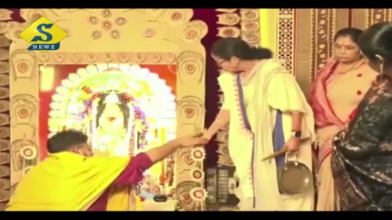 বাড়ির পুজোয় মুখ্যমন্ত্রী, লেক কালীবাড়িতে অভিষেক