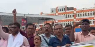 বেতন বৃদ্ধির দাবিতে পার্শ্বশিক্ষকদের বিক্ষোভে উত্তাল