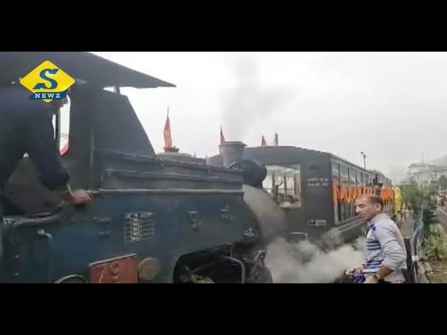 টয়ট্রেনে করে বিসর্জনে দুর্গা, রঙিন যাত্রায় ভিড়