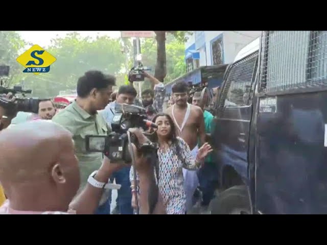 আলমারির মধ্যে ছাত্রীর দেহ, বাবা-সৎ মাকে বেধড়ক মার