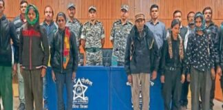 মহারাষ্ট্রে আত্মসমর্পণ কমান্ডার অনন্ত-সহ ১১ মাওবাদীর