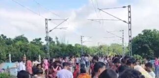 লাইন পেরোনোর সময় ট্রেনের ধাক্কায় মৃত ৩ নাবালক