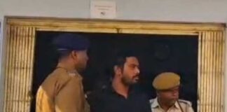 বহির্ভূত সম্পর্কে স্ত্রীর প্রেমিককে তাড়া করে কুপিয়ে মারল স্বামী