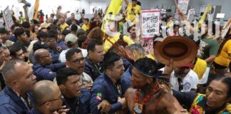 কপ-৩০ : নিরাপত্তা বাহিনীর সঙ্গে আদিবাসীদের সংঘর্ষ