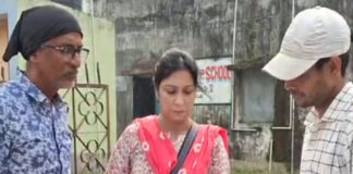 দুর্গাপুরে বিএলও-র সঙ্গে ঘুরছেন তৃণমূল নেতা!