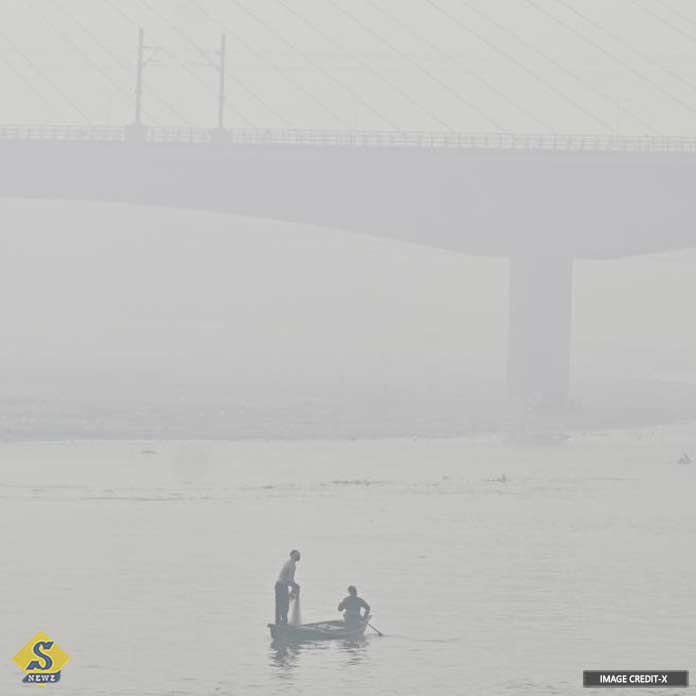 Delhi's-pollution-level-reaches-450,-alert-issued