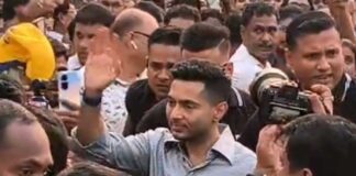 জন্মদিনে ফ্যানেদের মাঝে অভিষেক, ‘কয়লা’ উপহার বিজেপির