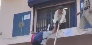 নেই সিঁড়ি, ওড়িশায় মই বেয়ে ব্যাঙ্কে গ্রাহকেরা!