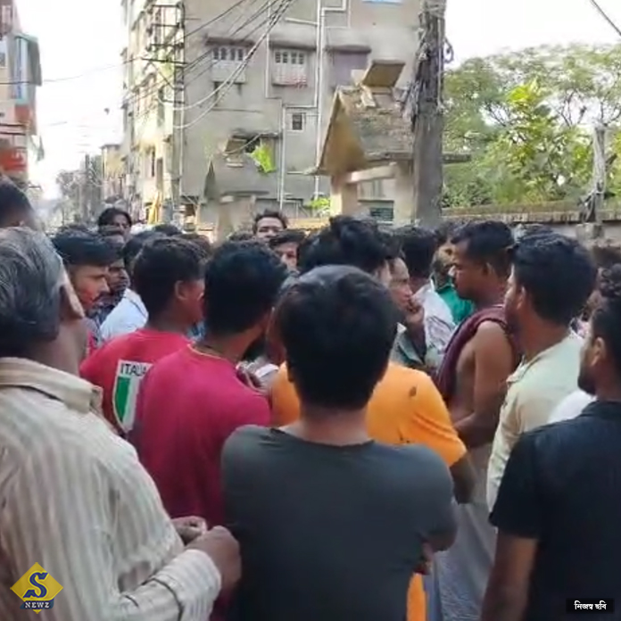 পরকীয়া : কাঁচি নিয়ে প্রতিবেশীকে ক্ষতবিক্ষত দর্জির