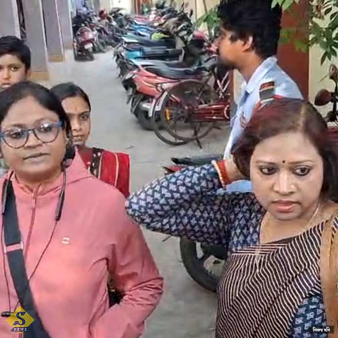 ক্লাস সেভেনের ২ ছাত্রকে রড দিয়ে মার শিক্ষকের, বিক্ষোভ