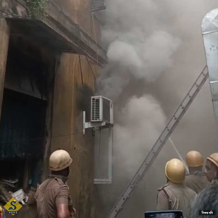 লালবাজারের কাছে গোডাউনে আগুন, আতঙ্ক অফিসপাড়ায়