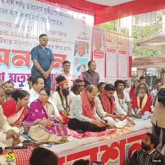মতুয়াদের অনশন মঞ্চে অধীর, দিল্লি যাওয়ার ডাক