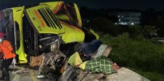 ইন্দোনেশিয়ায় বাস উল্টে মৃত অন্তত ১৬