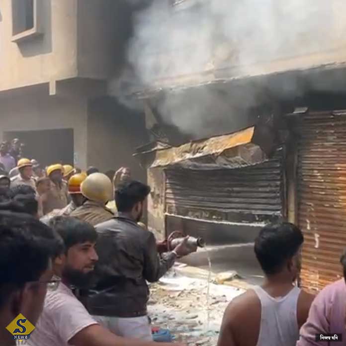 Fire-breaks-out-at-paint-godown-in-Gulshan-Colony
