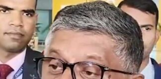 তাঁকে সামলাতে পারেন না, অমিত শাহ দূর, রাহুলকে রবিশঙ্কর