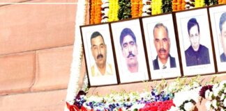 সংসদ হামলা : বীরদের শ্রদ্ধায় প্রধানমন্ত্রী-বিরোধী নেতারা