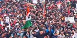 গাড়ির ছাদে উঠে জনসংযোগ অভিষেকের, বিরোধীশূন্য করার ডাক