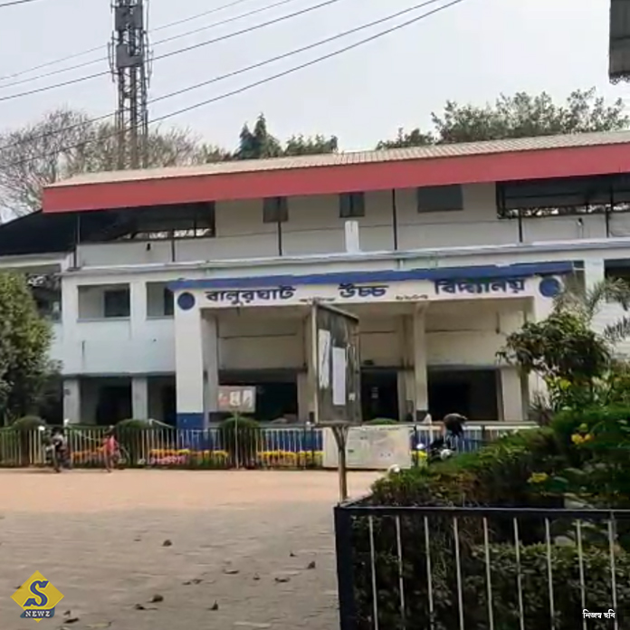 ছাত্রীর সামনে কান ধরে ওঠবোস-নাকখত শিক্ষকের