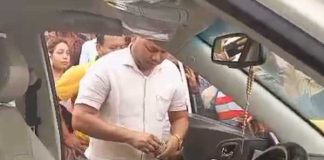 ভোটের মুখে গাড়ির মধ্যে বান্ডিল বান্ডিল টাকা