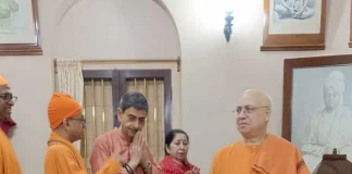 বেলুড় মঠে সস্ত্রীক রাজ্যপাল বেলুড় মঠে সস্ত্রীক রাজ্যপাল