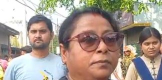 অধীর চৌধুরির স্ত্রীকে ঘিরে বিক্ষোভ