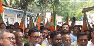 বিজেপি নেতাকে খুনের চেষ্টা, থানা ঘেরাও, তপ্ত ফুলবাড়ি