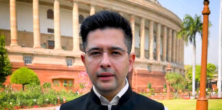 কেজরিওয়ালকে সরাসরি নিশানা রাঘবের