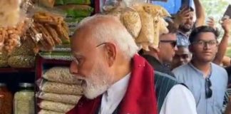 ঝাড়গ্রামে ঝালমুড়ি হাতে জনসংযোগ মোদীর, বর্ধমানে মমতা