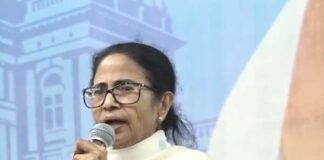 পদ্মফুলের বস্তা দিয়ে বাইরের নাম ঢোকাচ্ছে, ফের তোপ মমতার
