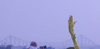 যমুনার তুলনা টেনে মোদীর নৌকাবিহারকে খোঁচা মমতার