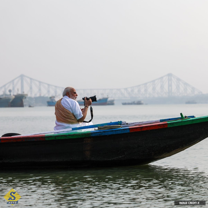 গঙ্গায় ক্যামেরা হাতে নৌকাবিহার মোদীর